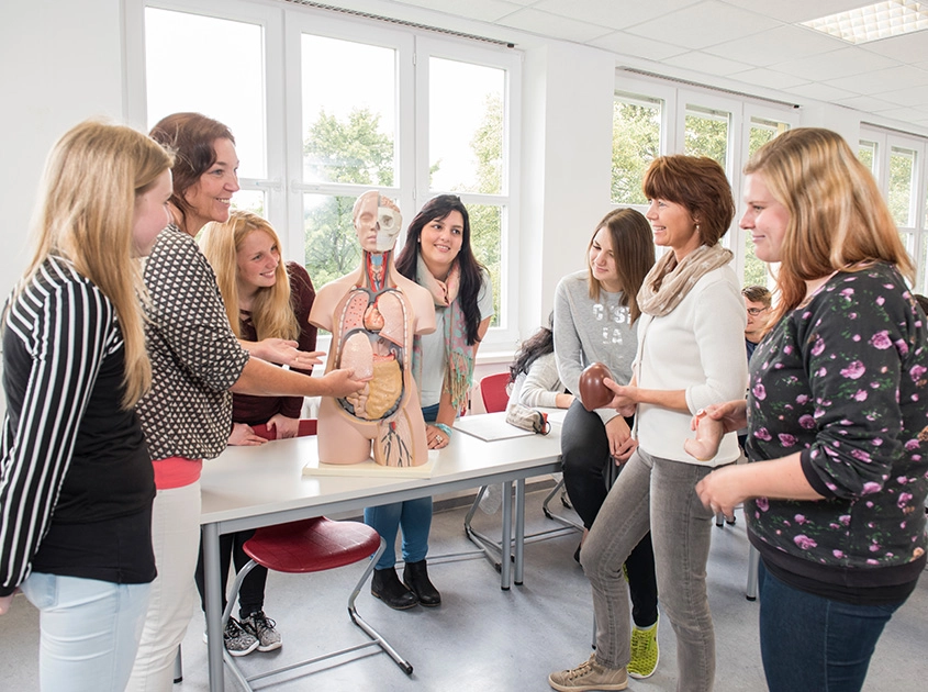 Gesundheitseinrichtungen des Bezirks Oberfranken GeBO-Berufsfachschulen für Pflegeberufe am Bezirkskrankenhaus Bayreuth