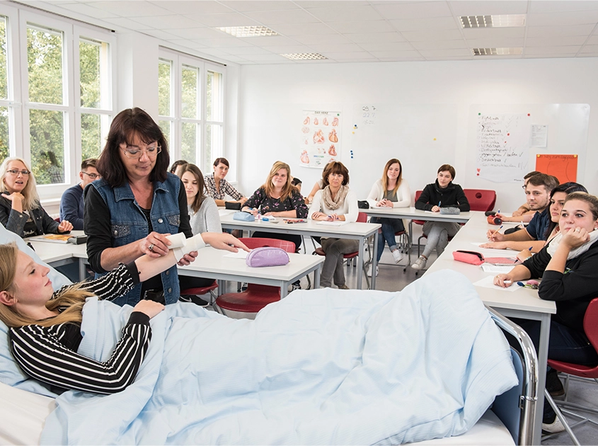 Gesundheitseinrichtungen des Bezirks Oberfranken  Pflegeschule am Bezirksklinikum Obermain